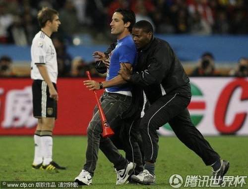  都灵德比战握手言和双方球迷爆发冲突事件  